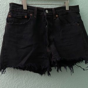 distressed levi’s shorts